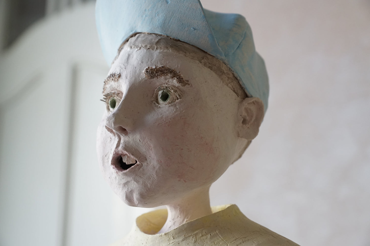 Keramikskulptur von Susanne Hoffmann STUDIO SUHO Junge mit Mütze