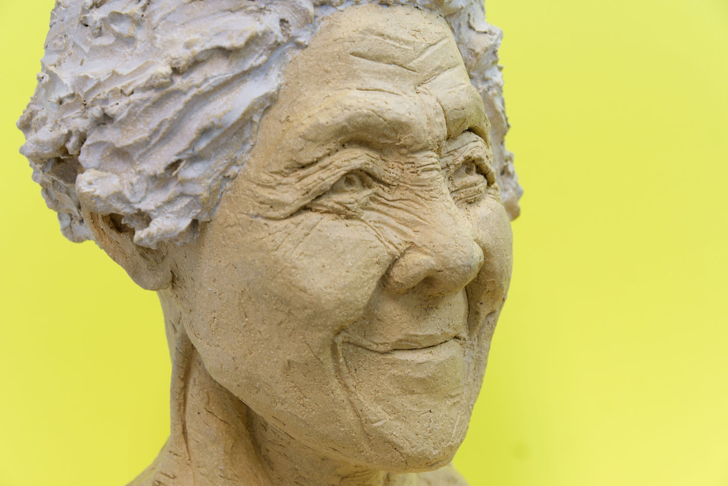 Keramikskulptur einer alten Frau von Susanne Hoffmann STUDIO SUHO Stuttgart